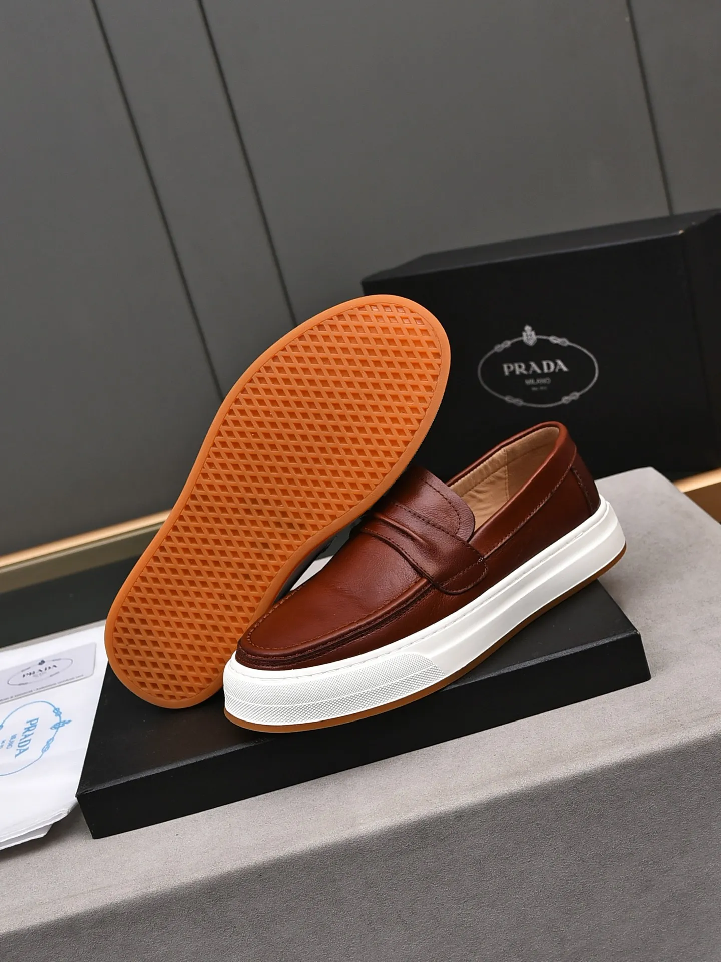 👟👟👟Men's Men's Shoes💰P440 [Top Cowhide]🆕🔥New Updates🔥👟PRADA (Prada) new products are released, imported soft cowhide, fashionable to allow air to penetrate the entire shoe, Niu B's shoes [strong] bring an extremely comfortable and breathable feeling! Beautiful inside and out! Exquisite workmanship, top-grade cowhide material, 😌Size: 38~44, single color choice.